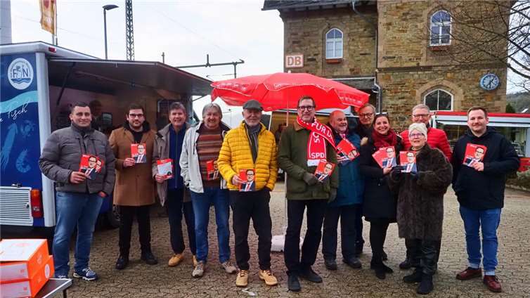 Informationsstand der SPD Bad Bodendorf auf dem Freitagsmarkt am Bahnhof.  Foto: Wolfgang Seidenfuß