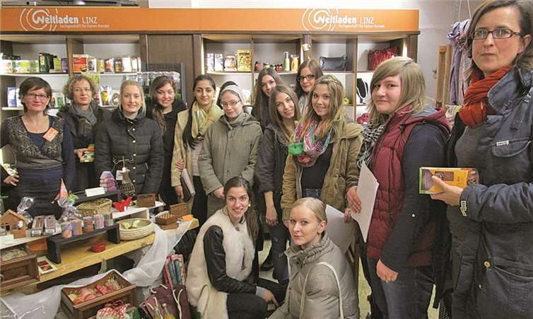 Informativ und aufschlussreich war der Vormittag im Weltladen Linz, bei dem sich Schülerinnen der Alice-Salomon-Schule BBS Linz zusammen mit ihren Lehrerinnen über das Warenangebot des Weltladens, den Fairen Handel und seine Vorteile für die Menschen informierten. privat