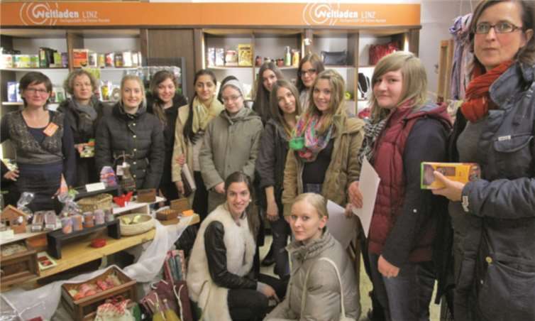 Informativ und aufschlussreich war der Vormittag im Weltladen Linz, bei dem sich Schülerinnen der Alice-Salomon-Schule BBS Linz zusammen mit ihren Lehrerinnen über das Warenangebot des Weltladens, den Fairen Handel und seine Vorteile für die Menschen informierten. privat