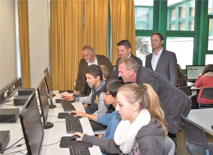 Informieren sich über die Nutzung des neuen modernen IT-Raumes (v.l.n.r.): Fördervereinsvorsitzender Wolfgang Krüger, der Erste Beigeordnete der Stadt Meckenheim Holger Jung, Schulleiter Peter Hauck und der städtische Administrator Markus Schukalla.Stadt Meckenheim