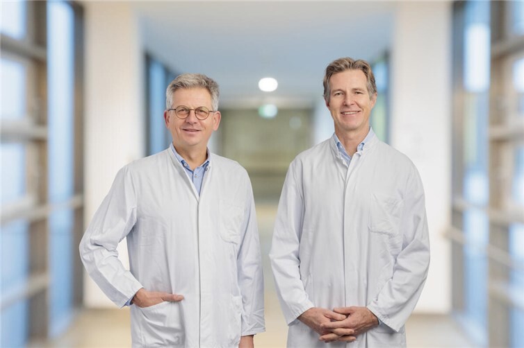 Informieren über Erkrankungen an Galle, Leber und Bauchspeicheldrüse (v.l.): Prof. Jörg Heller (Chefarzt für Innere Medizin und Gastroenterologie) und Prof. Klaus Prenzel (Chefarzt für Allgemein- und Viszeralchirurgie).  Foto: Joachim Gies | Marienhaus