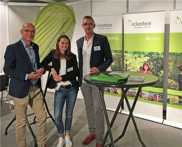 Informierten am Stand der Stadt Meckenheim, von links: Bürgermeister Bert Spilles, Alina Blissenbach und Marco Deckers. Foto: Stadt Meckenheim