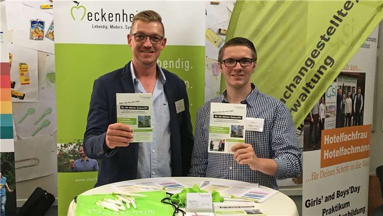 Informierten am Stand der Stadt Meckenheim (von links): Marco Deckers und Christian Wolf. Stadt Meckenheim