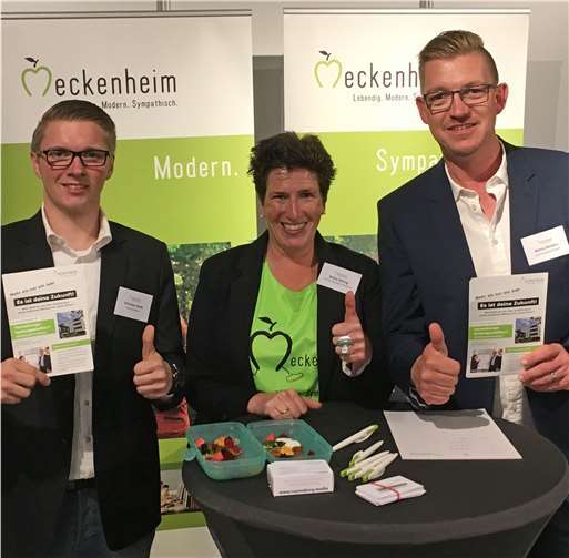 Informierten am Stand der Stadt Meckenheim, von links: der Auszubildende Christian Wolf, die Fachbereichsleiterin Personal Britta Röhrig sowie der städtische Ausbildungsbeauftragte Marco Deckers. Stadt Meckenheim