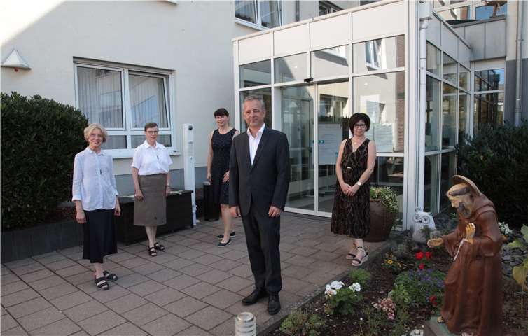 Dieser Schritt garantiert Kontinuität Informierten die Mitarbeiterinnen und Mitarbeiter, dass die Marienhaus Unternehmensgruppe das Seniorenzentrum St. Anna übernehmen wird: die Luxemburger Franziskanerinnen (von links) Schwester Maria Helene Zimmer und Generaloberin Schwester Dorothe-Maria Lause. Das Bild zeigt sie zusammen mit Marienhaus-Geschäftsführer Marc Gabelmann sowie Einrichtungsleiterin Dajana Schellmann (Mitte) und Pflegedienstleiterin Marianne Rautenberg.Foto: Heribert Frieling