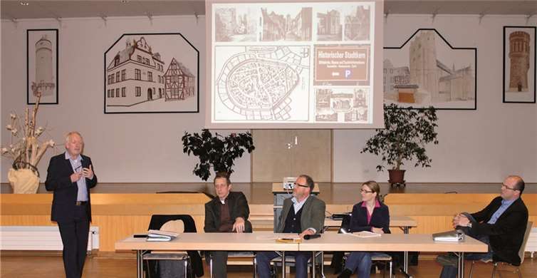 Informierten die interessierten Gäste: Jürgen Sommer, Stadtplaner, Maximilian Mumm, Bürgermeister VG-Maifeld, Robert Müller, Stadtbürgermeister Münstermaifeld, Ute Hub, Touristinfo VG-Maifeld, Dietmar Rüber, Fachbereichsleiter Bürgerservice VG-Maifeld (v.l.). L. Pies