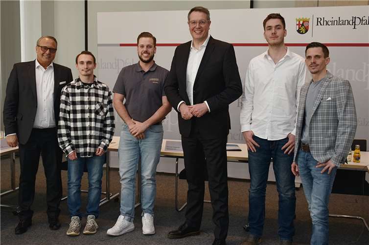 Informierten gemeinsam auf der Pressekonferenz über das Projekt „Aufbau-Ahr – Freiwillige Aufbauzeit im Ahrtal“ (v.l.): HwK-Hauptgeschäftsführer Ralf Hellrich, Projektteilnehmer Marcelino Dickmann, Janik Nelles von der Schreinerei Nelles in Bad Neuenahr-Ahrweiler, Minister Alexander Schweitzer, der ehemalige Projektteilnehmer und jetzige Lehrling Justin Behrens und Marco Mäsgen vom gleichnamigen Malermeisterbetrieb in Remagen.Foto: HwK Koblenz / Denise Nuß.