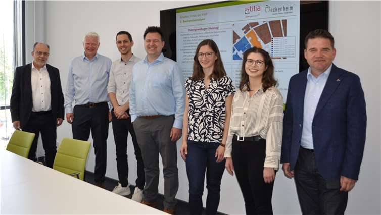 Informierten gemeinsam mit Bürgermeister Holger Jung (rechts) über die kommunale Wärmeplanung der Stadt Meckenheim, von links: Heinz-Peter Witt, Technischer Beigeordneter, Dirk Klingen, Geschäftsleitung Tilia GmbH, Alexander Schäfer, städtischer Fachbereich Stadtplanung, Liegenschaften, Markus Bolz, Projektleitung Tilia GmbH, sowie die beiden städtischen Klimaschutzmanagerinnen Miriam Böckmann und Denise Nieland.  Foto: Stadt Meckenheim
