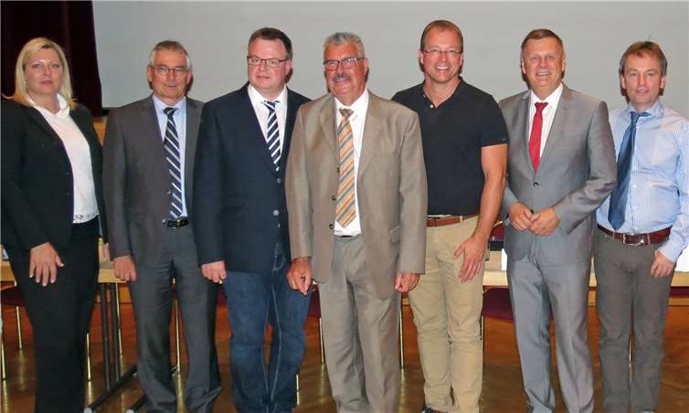 Informierten in Mendig (v. l.): Anja Hillmann-Stadtfeld, Joachim Gerke (beide SGD Nord), Ansgar Wehinger (LGB), Hans-Peter Ammel, Stadtbürgermeister von Mendig, Jörg Lempertz, Bürgermeister der Verbandsgemeinde Mendig, SGD-Nord-Präsident Dr. Ulrich Kleemann und Dr. Michael Rogall (LGB).  SGD Nord