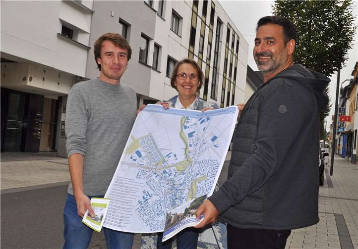Informierten jüngst in der Hauptstraße über das Fassaden- und Hofprogramm (v.l.): Florian Wichert, Waldtraud Leersch und Architekt Feyim Martin Ilgi.  Stadt Meckenheim