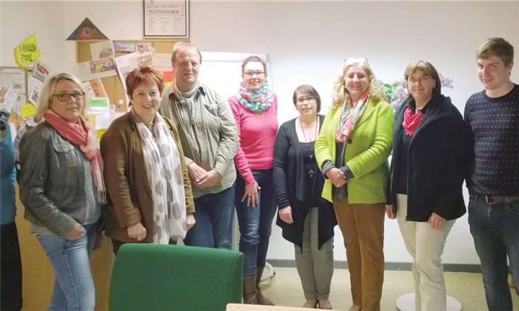 Informierten sich vor Ort: 4. vl. Werner Söller, rechts daneben, Heike Krämer-Resch. privat