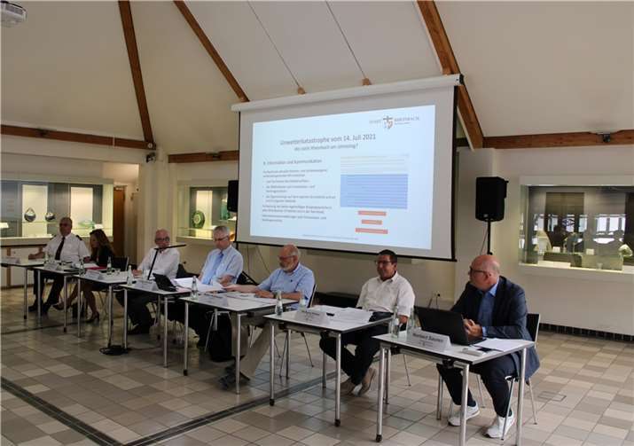 Informierten über den Stand der Stadt Rheinbach ein Jahr nach der Unwetterkatastrophe (von links): Laurenz Kreuser (Wehrleiter), Daniela Hoffmann (Fachbereichsleiterin Öffentlichkeitsarbeit, Ordnung und Soziales), Dr. Raffael Knauber (Erster Beigeordneter), Bürgermeister Ludger Banken, Walter Kohlosser (Kämmerer), Wolfgang Rösner (Fachbereichsleiter Jugend, Schule und Sport) und Norbert Sauren (Pressesprecher). Foto: DU