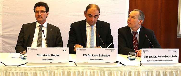 Informierten über die Ergebnisse der Ebola-Konferenz in Bad Neuenahr (v.l.n.r.): BBK-Präsident Christoph Unger, RKI-Vizepräsident Dr. Lars Schaade und Prof. René Gottschalk, Leiter des Amtes für Gesundheit in Frankfurt am Main. Fotos: BBK