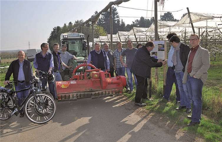 Informierten über die gegenseitige Rücksichtnahme auf Wirtschaftswegen: Vertreter der Meckenheimer Obstbauern, die Landwirtschaftskammer NRW, der ADFC und die Stadt Meckenheim.  Stadt Meckenheim