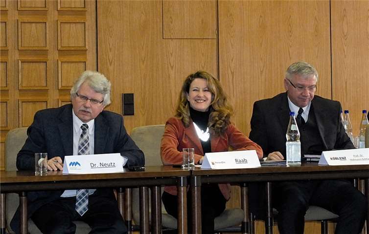 Informierten zur Umsetzung des neuen Personenstandsgesetzes (v. l.): Dr. Wolfgang Neutz (Hauptgeschäftsführer Städtetag RLP), Staatssekretärin Heike Raab, Oberbürgermeister Prof. Dr. Joachim Hofmann-Göttig (Verbandsvorsteher ZIDKOR). WPA
