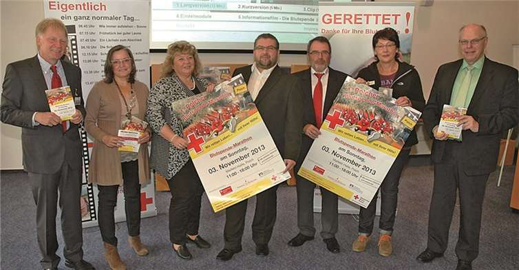 Infos und Werbung zum ersten Polcher Blutspendenmarathon in der Maifeldhalle Polch, (v.l.) Franz Schneider, Renate Hollmann, Claudia Blotzki, Peter Gries von Griesson de Beukelaer, Hans-Paul Kolligs, Kornelia Scholz von der Firma Niesmann-Caravaning und Werner Dieler.HF