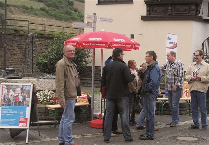 Infostände von SPD, FWG und CDU am Fährplatz in Kobern-Gondorf. privat