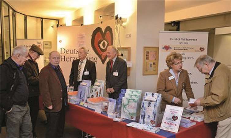 Infostand der Deutschen Herzstiftung mit den Ehrenamtlern Herbert Müller (3.v.r.) und Rainer Walterscheid(4.v.r.). privat