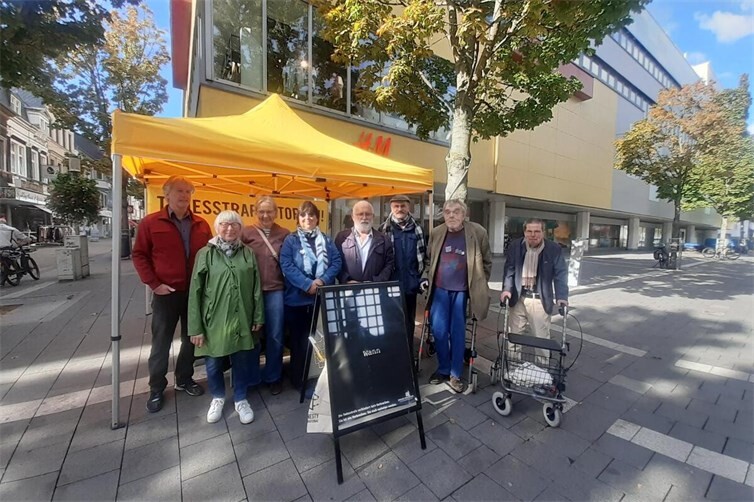 Infostand der Gruppe Neuwied von Amnesty International, darunter die Mitglieder Uwe Krämer, Inge Rockenfeller, Beate Junglas-Krischar, Susanne Kudies, Manfred Kirsch, Manfred Kerber und Stefan Kühr