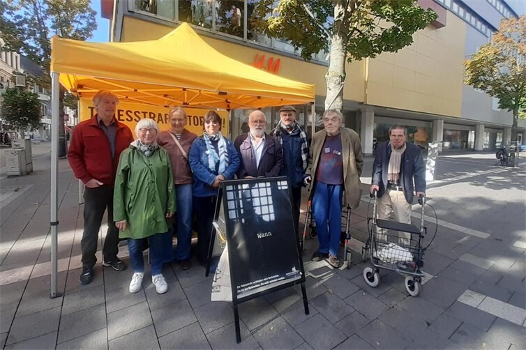 Infostand der Gruppe Neuwied von Amnesty International, darunter die Mitglieder Uwe Krämer, Inge Rockenfeller, Beate Junglas-Krischar, Susanne Kudies, Manfred Kirsch, Manfred Kerber und Stefan Kühr