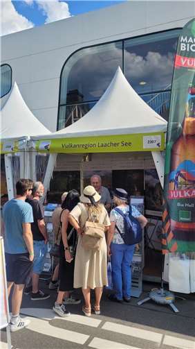 Infostand der Sagenhaften Vulkanregion Laacher See“ beim Rheinland-Pfalz-Tag 2023 in Bad Ems.  Foto: Sagenhafte Vulkanregion Laacher See/Julia Schweitzer