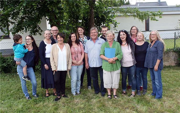 Inge Fleischmann (5. v. r.) und Ludger Lohmer (7. v. r.), die beiden Vorsitzenden des Sinziger Vereins „Wir helfen“ , freuten sich über den Besuch von Vertretern der Institutionen, die zu Jahresbeginn großzügige Unterstützungen des Vereins erhalten hatten. RÜ