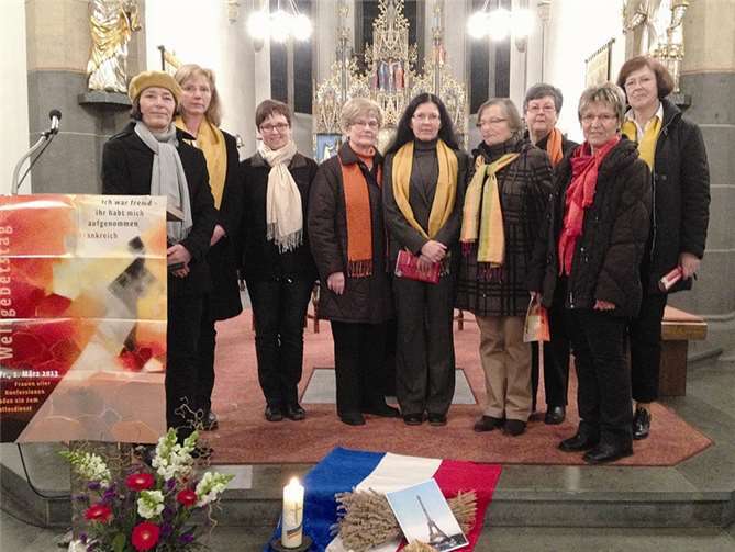 Inge Geisen, Petra Haase, Friederike Assion-Bolwin, Christel Friedrich, Petra Wienpahl, Hella Mintgen, Christa Debus, Judith Keller und Doris Henn (v. l. n. r.) bei der Feier zum Weltgebetstag in der Kirche St. Genovefa.  Petra Haase