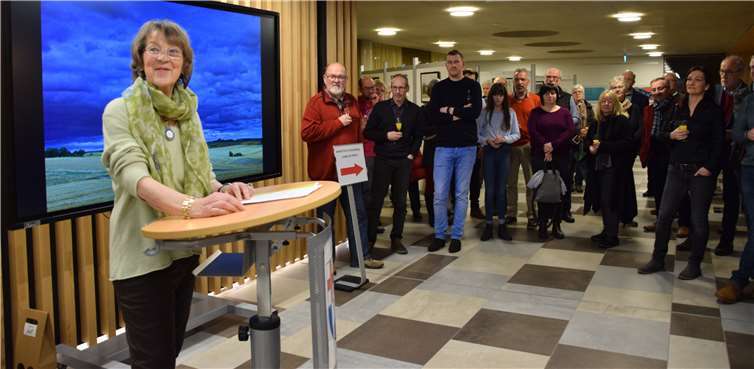 Inge Hardy konnte zur Ausstellungseröffnung zahlreiche Besucher begrüßen. Fotos: UBU