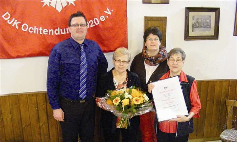 Inge Hastenteufel und Hannelore Urmersbach wurden geehrt. privat