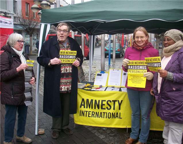 Inge Rockenfeller, Manfred Kirsch, Beate Junglas-Krischer und Celine Amesse vor ihrem Infostand, der im Rahmen der Anti-Rassismus-Wochen in der Neuwieder Fußgängerzone aufgestellt wurde. privat