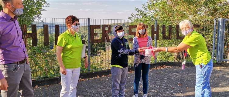 Inge Schmidt übergab eine Maskenspende an die Schillerschule in Höhr-Grenzhausen. Fotos: Mach Mit e. V.