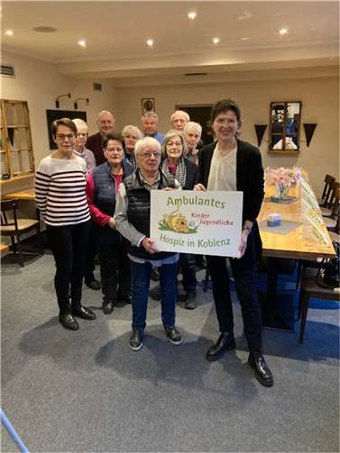 Inge Warmbold vom Senioren-Mittagstisch Nickenich und ihr Team haben eine Spende von 450 Euro an Ina Rohlandt, die Geschäftsführerin des Koblenzer Hospizvereins e.V. übergeben. Foto: privat