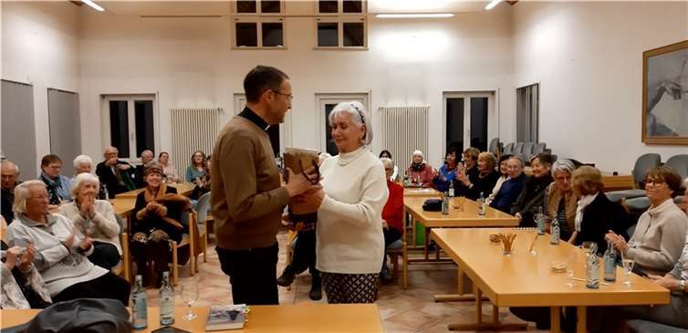 Ingeborg Bernards bei der Überreichung des Präsents an Pfarrer Jörg Meyrer.  Foto: privat