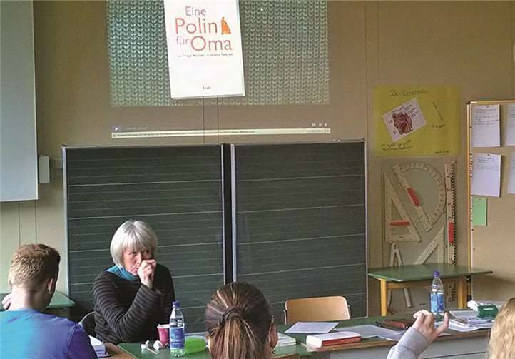 Ingeborg Haffert, Buchautorin und ARD Journalistin, diskutiert an der BBS des Landkreises mit angehenden Altenpflegern über ihr Buch „Eine Polin für Oma“.privat