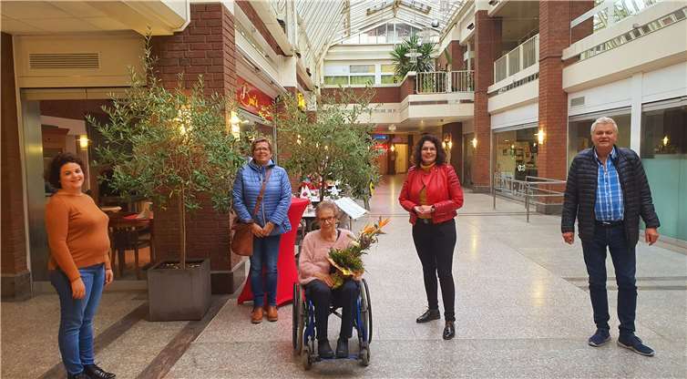 Ingeborg Heuser (mittig) war viele Jahre eine treibende Kraft des Flüchtlingsnetzwerks. Foto: privat