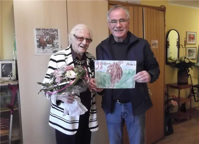 Ingeborg Weberbauer freute sich über Besuch von Peter Kirst und die Zeichnungen der Urenkel.privat