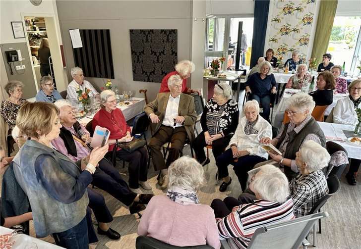 Ingelore Holz-Kübert und Therese Göbel engagieren sich für das GKV-Projekt „Gesund älter werden im Landkreis Mayen-Koblenz“ und sorgen in der Senioreneinrichtung „Villa Ausonius“ in Oberfell unter anderem für ein besonderes Gesangserlebnis.  Foto: Projekt 3