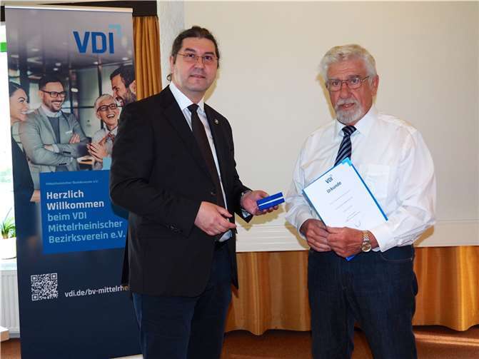 Ingenieur Edgar Peters aus Sinzig (rechts) erhielt die Urkunde und das Ehrenabzeichen für seine 60-jährige Mitgliedschaft aus der Hand des Vorsitzenden Dr. Thomas Kinsky.