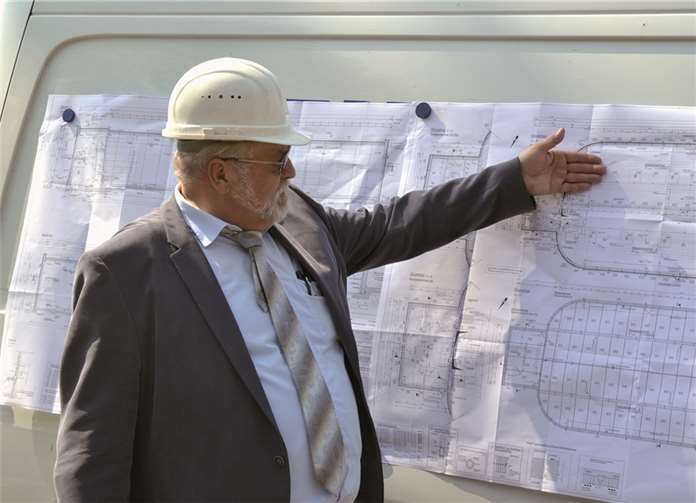 Ingenieur Helmut Richter erläutert die Baupläne.