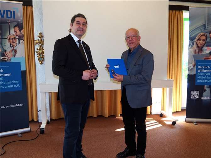 Ingenieur Manfred Holl (re.) erhielt die Urkunde und das Ehrenabzeichen für seine 50-jährige Mitgliedschaft. Dazu gratulierte ihm der Vorsitzende Dr. Thomas Kinsky. Foto: VDI