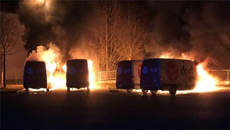 Ingesamt vier Auslieferungsfahrzeuge wurden vermutlich vorsätzlich in Brand gesteckt. Foto: Polizei Koblenz