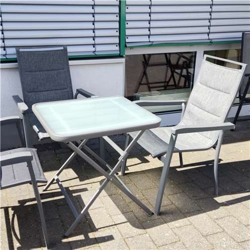 Ingesamt wurden kürzlich sechs der abgebildeten Stühle sowie ein Tisch durch Unbekannte gestohlen.