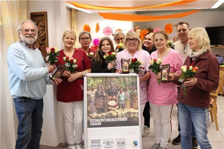 Ingo Binnewerg (links) und Monika Mombauer (rechts) von der Fairtrade-Gruppe verteilten faire Rosen mit Ortsvorsteher Alexander Albrecht (zweiter von rechts) an das Team im Maranatha Bad Bodendorf mit Jantje-Mareen Monschau (vierte von links). Foto: privat