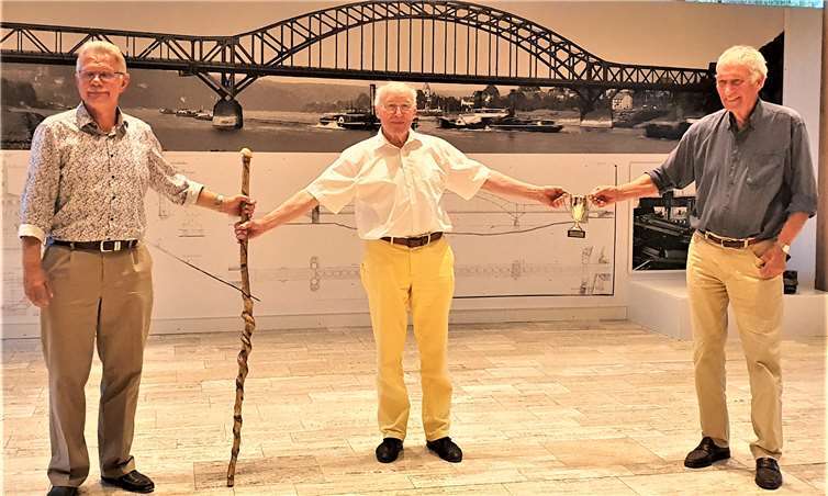 Ingo Bosse überreicht Wolfhart von Stackelberg den Pokal des Wanderkönigs, dieser den Stab des Vorsitzenden an Carl Verkoyen. Foto: privat