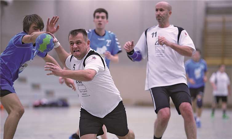 Ingo Flöck (am Ball) und die TSB III hatten gegen Puderbach ein hartes Stück Arbeit zu verrichten.