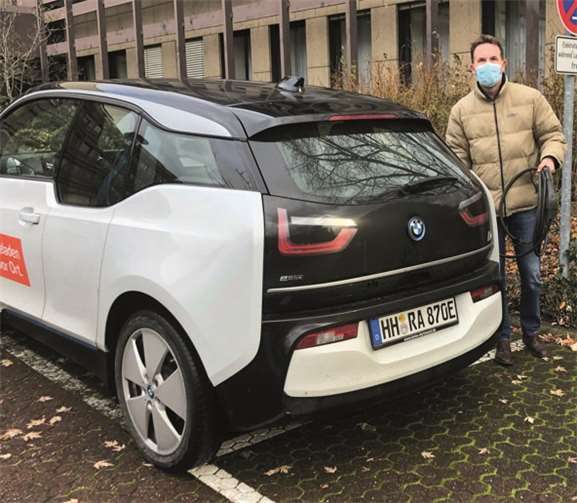 Ingo Heiß hat beim Gewinnspiel der Klimaschutzwoche des Landkreises Cochem-Zell eine Testfahrt mit dem BMW i3 gewonnen.Foto: Westenergie