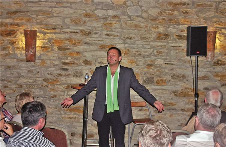 Ingo Konrads, Deutschlands bekanntester Wein-Kabarettist, im Westumer Backes. RÜ