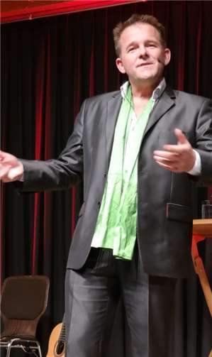 Ingo Konrads präsentiert erstmals in der röhrig-forum „Kulturbühne im Baumarkt“ Wein-Comedy mit a cappella. privat