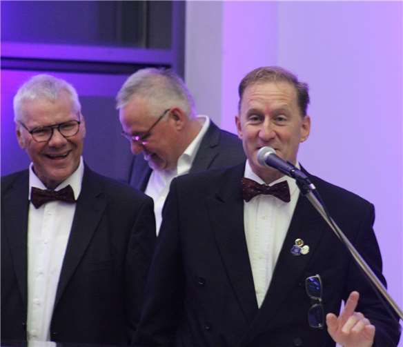 Ingo Krämer (rechts) führte gekonnt und humorvoll durch den Abend.