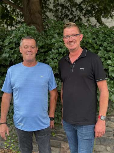 Ingo Lenz (l.) übernimmt von Marco Deckers. Foto: Merler Dorfgemeinschaft e.V.